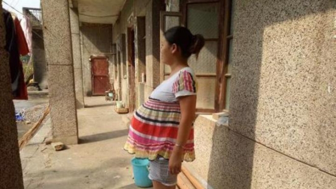 Китаянке, которая не может родить 17 месяцев, сделают кесарево