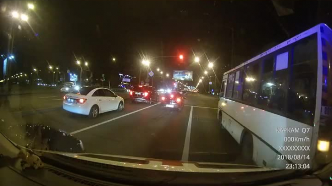 На Ленинском проспекте водитель иномарки специально перегородил дорогу скорой помощи 