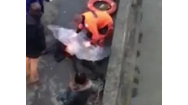 В сети появилось видео о попытке спасения утонувшего мужчины в Калининграде