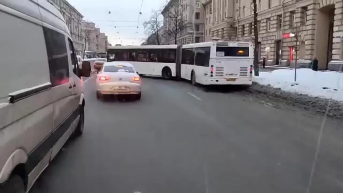 На проспекте Стачек столкнулись автобус и отечественная легковушка