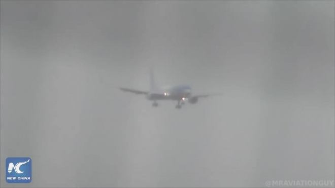 Женщина-пилот боком посадила самолет во время шторма 
