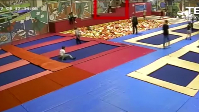 Опубликовано видео смертельного прыжка мужчины на батуте в Красноярске