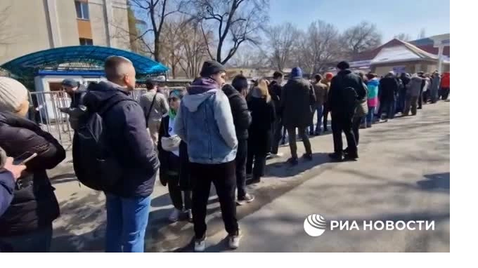 В Алма-Ате собралась очередь из сотни россиян к избирательным участкам