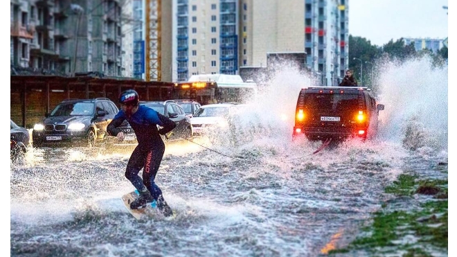 В Москве вейкбордист прокатился по затопленной во время ливня улице