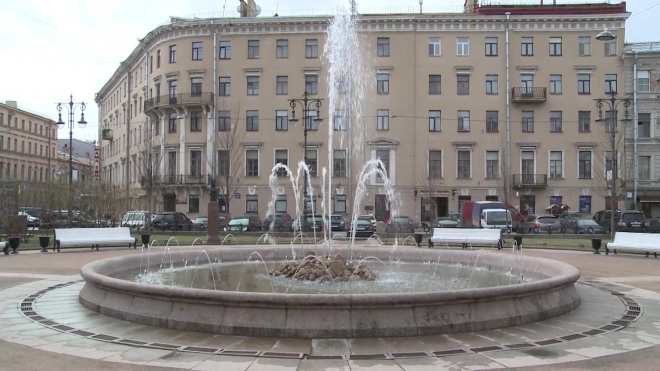В Петербурге запустили фонтаны после зимнего перерыва