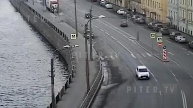 Петербуржец упал в воду с набережной Обводного канала
