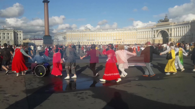 Петербуржцы встали в хоровод на Дворцовой площади