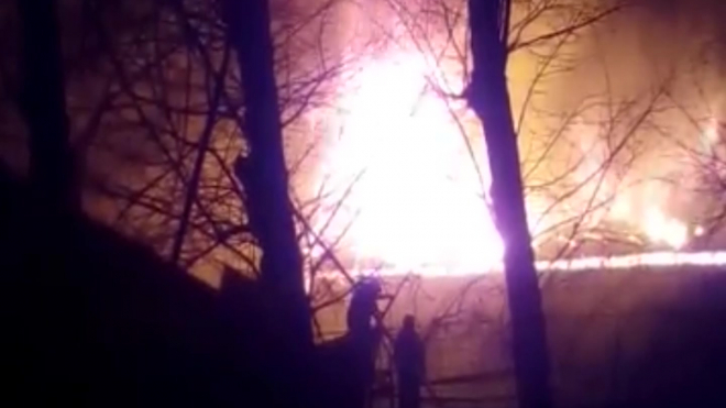 В Кемерово ночью на пивзаводе бушевал пожар