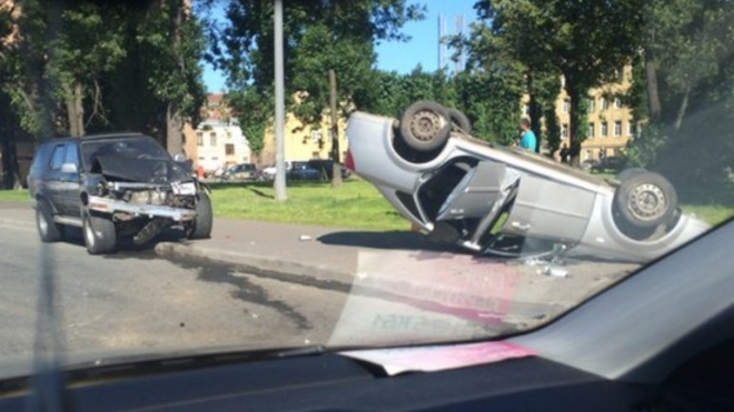 Внедорожник перевернул на крышу седан на Обводном