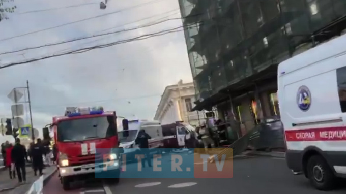 В центре Петербурга красная иномарка влетела в строительные леса: есть пострадавшие 