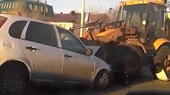 Видео: в Казани трактор проткнул ковшом "Ладу" на полной скорости