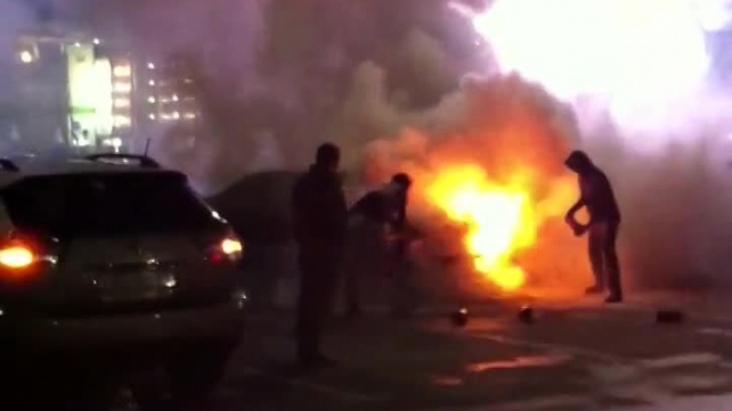 Видео: в Тюмени у "Ашана" сгорел припаркованный автомобиль