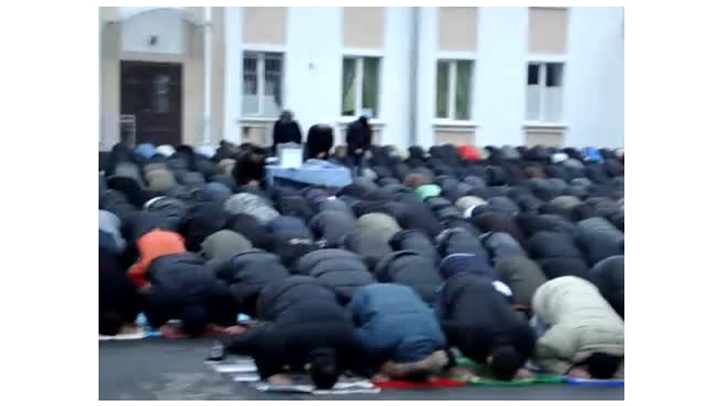 Мусульман Приморья обвинили в нарушении закона о митингах за намаз во дворе мечети