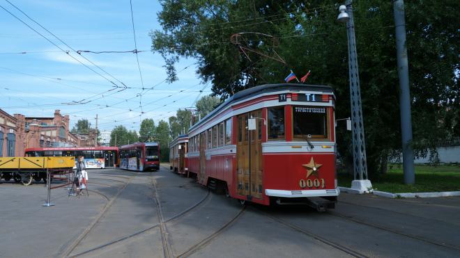 Туристический трамвай вернулся на улицы Петербурга в день рождения российского трамвая 