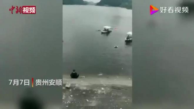 В Китае автобус со школьниками упал в водохранилище