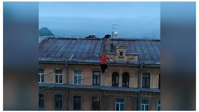 Канатоходец в костюме британского гвардейца прошелся между двух зданий в центре Петербурга