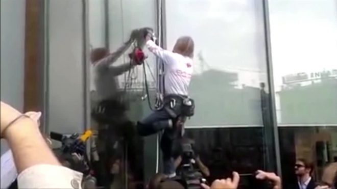 Человек-паук Алан Робер залез на небоскреб "Высоцкий" в Екатеринбурге, его сняли на видео