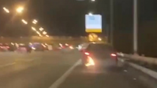 Пьяная женщина в горящем авто на МКАД попала на видео