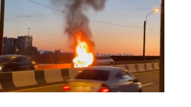 Лимузин загорелся на Октябрьской набережной в Петербурге