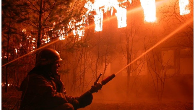 В Петербурге горит жилой дом на улице Шкапина