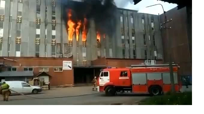 Появилось видео горящего здания на Складской улице