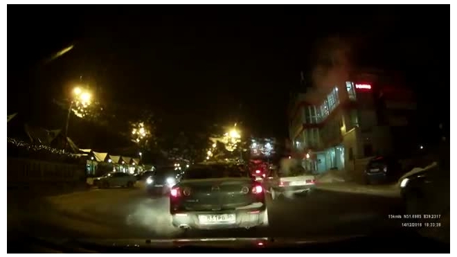 Видео наглых и опасных маневров автомобилиста на улицах Воронежа опубликовали в сети