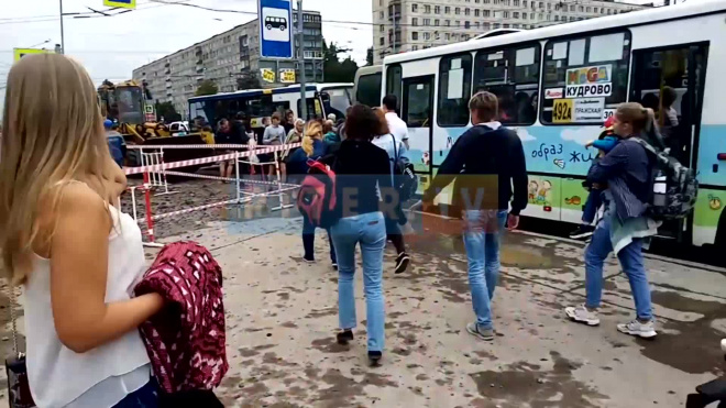 Видео: аварийные службы огородили место прорыва теплосети у метро "Улица Дыбенко"