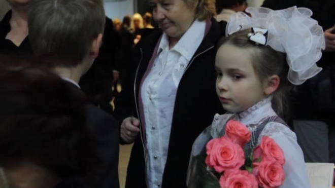 Россияне возмущены самарской школой, где ученицам запретили носить брюки
