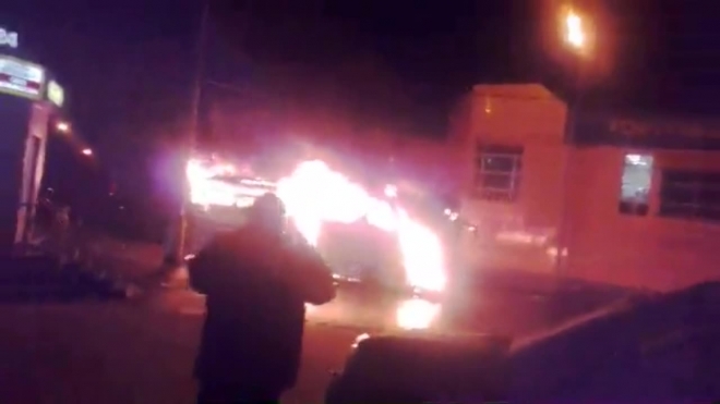 Очевидец снял горящий автобус в Москве
