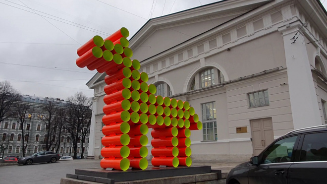 Примитивная безвкусица или минимализм: петербуржцы обсуждают в соцсетях инсталляции у Манежа
