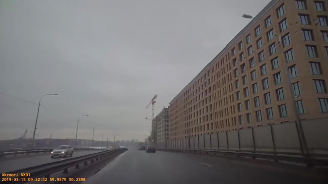 Видео: На набережной Макарова упавший с крана груз угодил в BMW