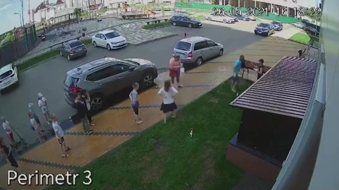 В Воронеже избиение подростка двумя взрослыми попало на видео