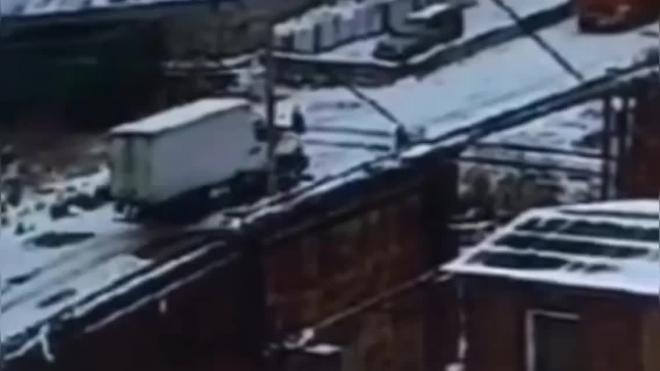 В сети появилось видео с моментом смертельной аварии "Газели" и грузового состава в Омской области 