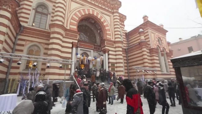 На юбилее петербургской синагоги стреляла пушка, лилось вино, гремел праздник