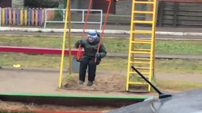 Видео: в Сыктывкаре смелый ребенок раскачивался на полуразваленной качели