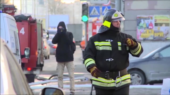 В Петербурге из горящего здания на улице Смолячкова эвакуировали 35 человек