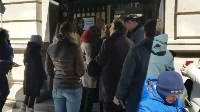 Видео из Нью-Йорка: Граждане РФ в США активно приняли участие в выборах Президента РФ и в очереди в посольство пели "Катюшу"