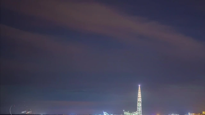 Ночью над "Лахта Центром" наблюдали северное сияние и метеоры