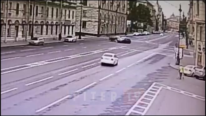 Видео: в центре Петербурга перевернулся легковой автомобиль