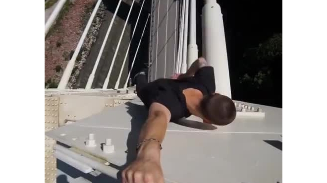 Видео: в Сочи руфер повис на 86-метровом мосте