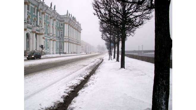 На Петербург идут снегопады и наводнение