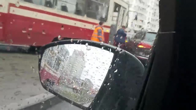 Иномарка вызвала столпотворение трамваев на проспекте Авиаконструкторов