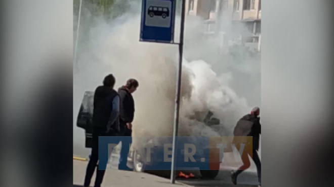 Видео: на проспекте Просвещения загорелся автомобиль