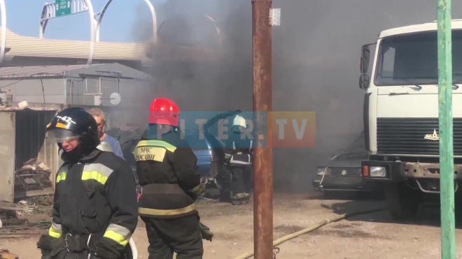 Видео: на улице Возрождения сгорело несколько машин