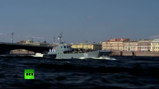 Столкновение катера с Благовещенским мостом на Дне ВМФ попало на видео