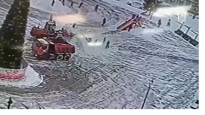 В Гатчине ребенка завалило снегом из ковша уборочной машины
