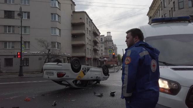 На пересечении Каменноостровского и Профессора Попова перевернулось такси и упал светофор