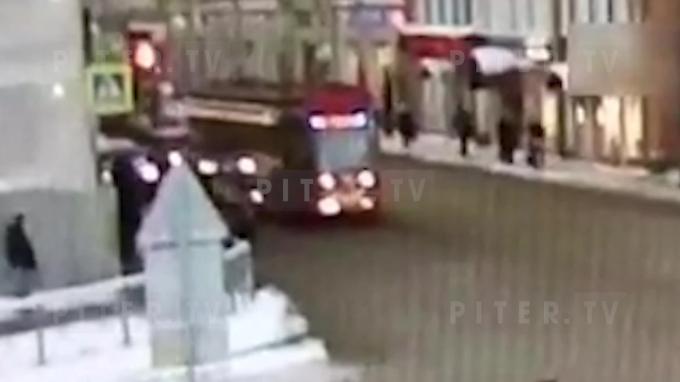 Неадекватная женщина остановила движение трамваев у метро 
