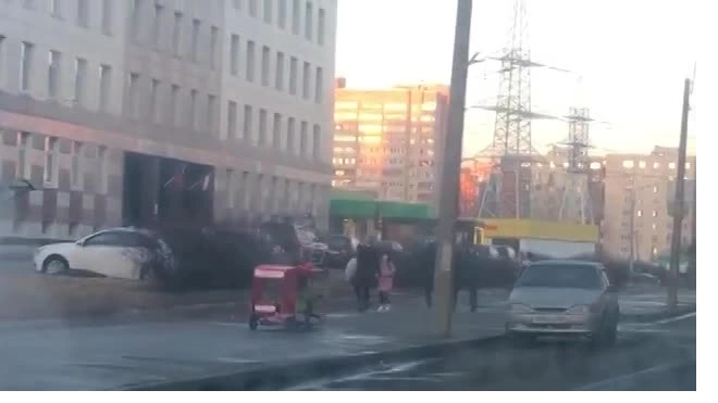Появилось видео, как петербуржец проехал в пепелаце на колесах