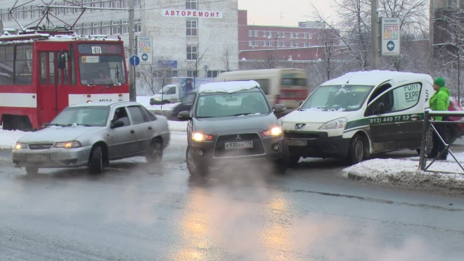 Автомобиль курьерской службы попал в ДТП на Бухарестской улице